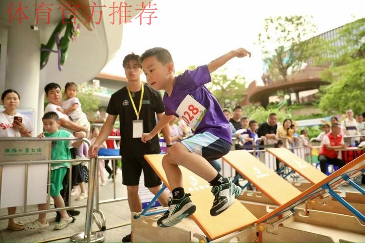 近三百位小达人挑战跑酷赛
